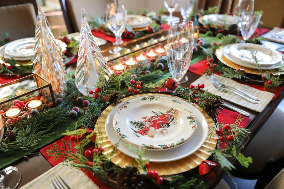 How to set the table, table setting ideas, ideas for holiday table settings, holiday table setting tips, table setting diagram, basic table setting, how to set the table for the holidays, tablescape, tablescape for the holidays, table setting for Christmas, how to decorate the table for Christmas, Christmas table decorations, proper table setting, Christmas table decorating ideas, Christmas table centerpiece, Christmas tablescape ideas