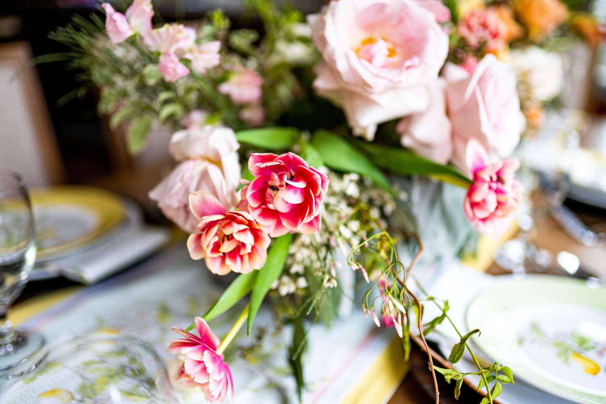 roses and tulips as tablesetting decoration