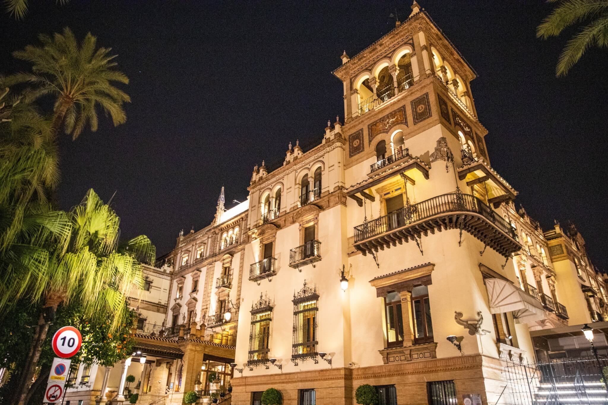 Hotel Alfonso XIII at night
