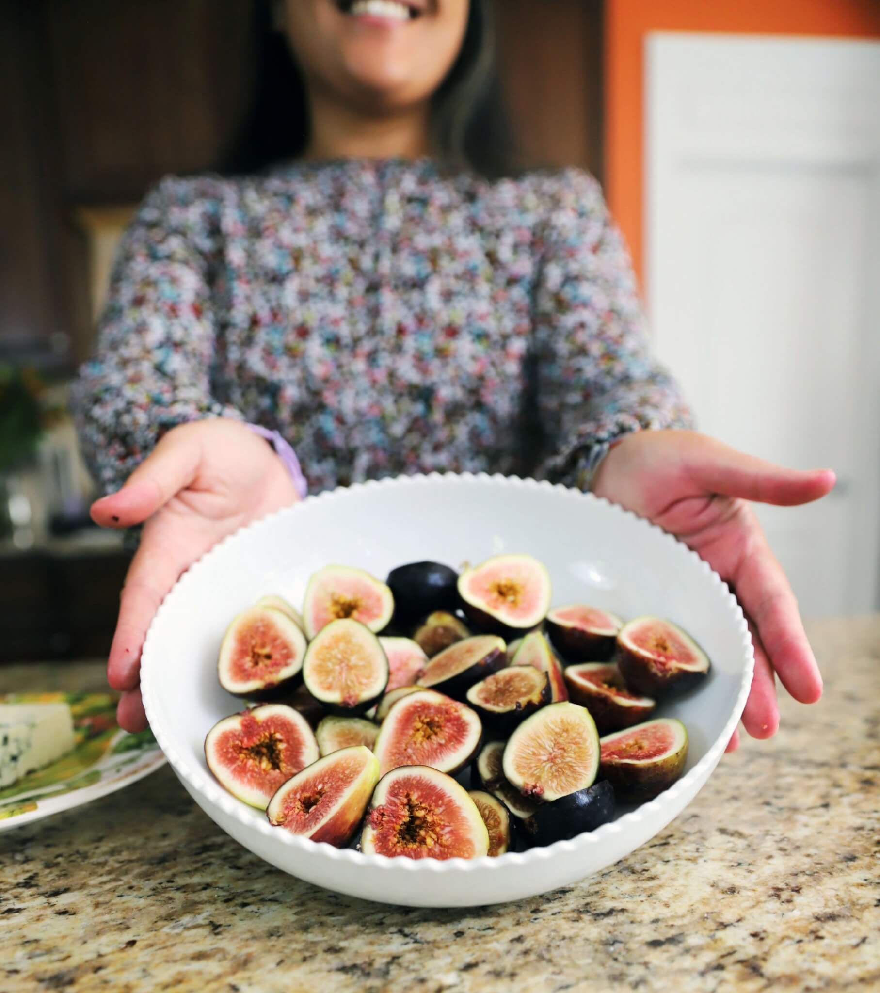 freshly cut bowl of figs for figs and prosciutto pizza